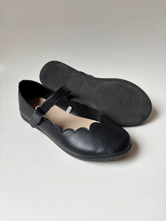 Black Scalloped Ballet Flats