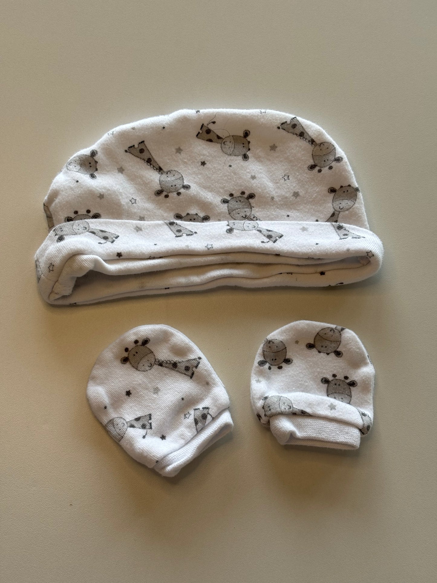 3pc Grey Giraffe Cap & Mitts Set